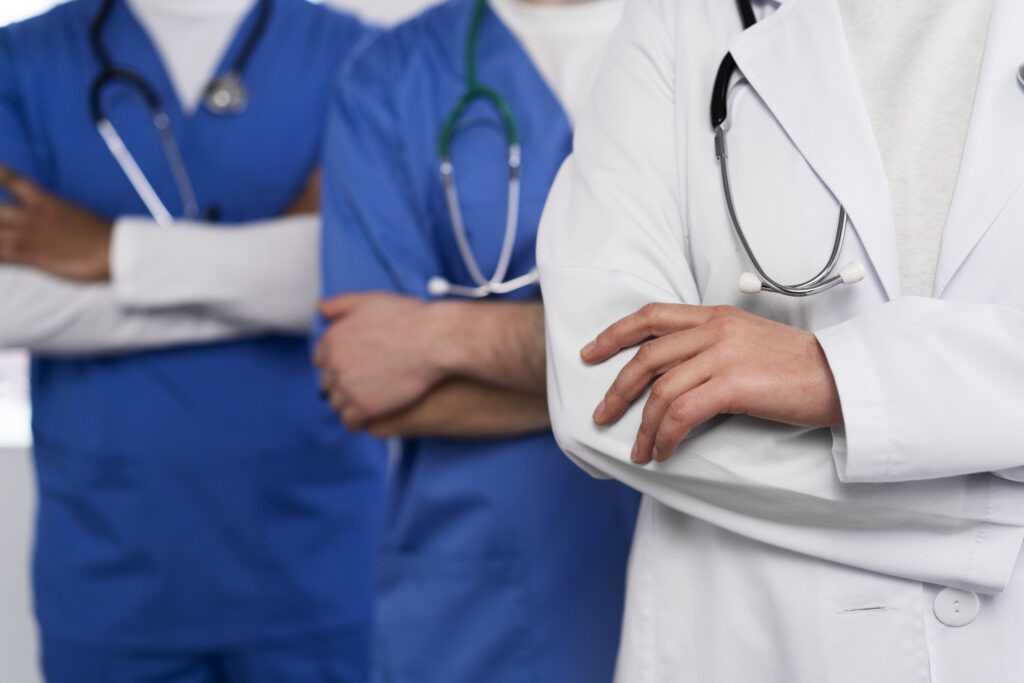 Como Estruturar a Vigilância da Endoftalmite em Serviços de Saúde 1 equipe de enfermeira e medico pronta para o dia trabalho