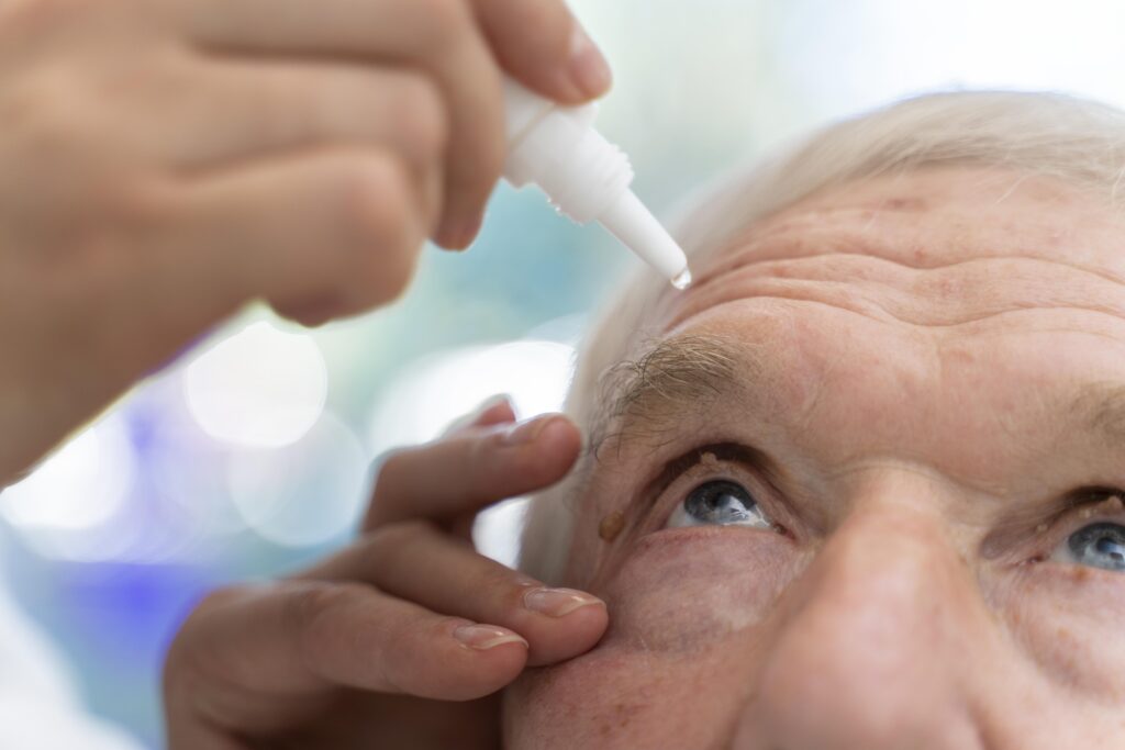 PVPI ou Clorexidina? Qual o antisséptico ideal para preparo ocular? 1 medico colocando colirio em um paciente